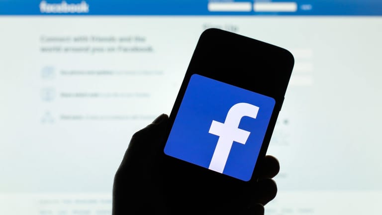 Das Facebook-Logo auf einem Smartphone: Die Bundesregierung hat neue Regeln für soziale Netzwerke beschlossen.