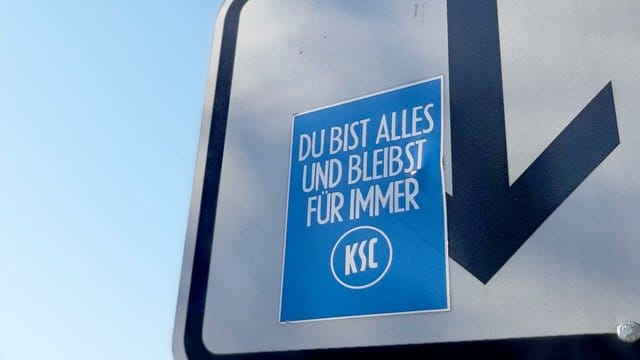 Der Zweitligist Karlsruher SC steht derzeit nach eigenen Angaben nicht kurz vor der Insolvenz. Der Zweitligist Karlsruher SC steht derzeit nach eigenen Angaben nicht kurz vor der Insolvenz.