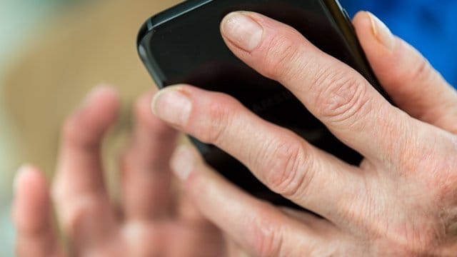 Die Pläne für eine Smartphone-App zur Nachverfolgung von Corona-Infektionsketten für Betroffene nehmen an Fahrt auf. Die Pläne für eine Smartphone-App zur Nachverfolgung von Corona-Infektionsketten für Betroffene nehmen an Fahrt auf.