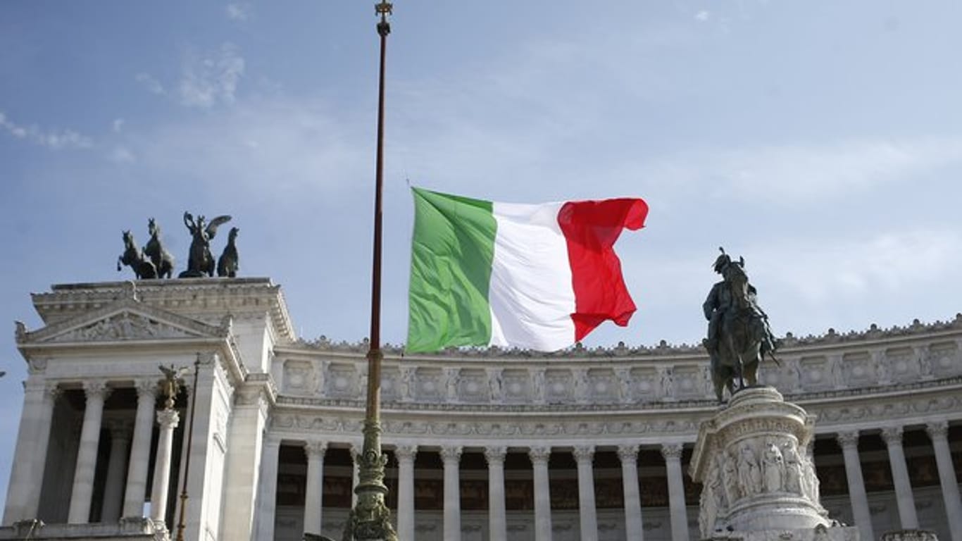 Zum Gedenken an die Opfer des Covid-19-Virus sind die Fahnen in ganz Italien wie hier am Viktor-Emanuels-Denkmal in Rom auf Halbmast gesetzt worden.