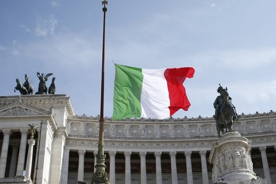 Zum Gedenken an die Opfer des Covid-19-Virus sind die Fahnen in ganz Italien wie hier am Viktor-Emanuels-Denkmal in Rom auf Halbmast gesetzt worden.