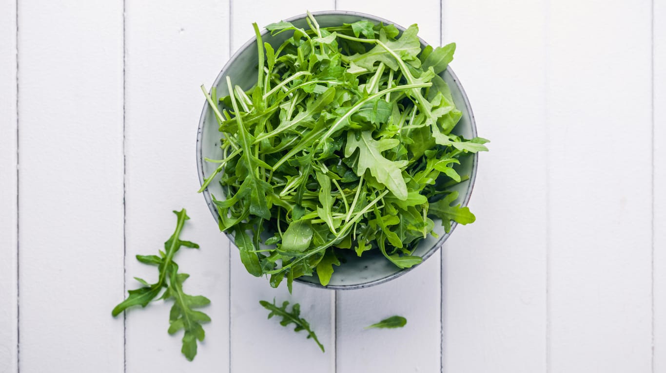 Rucola: Die Salatblätter halten sich selbst im Kühlschank nur wenige Tage.