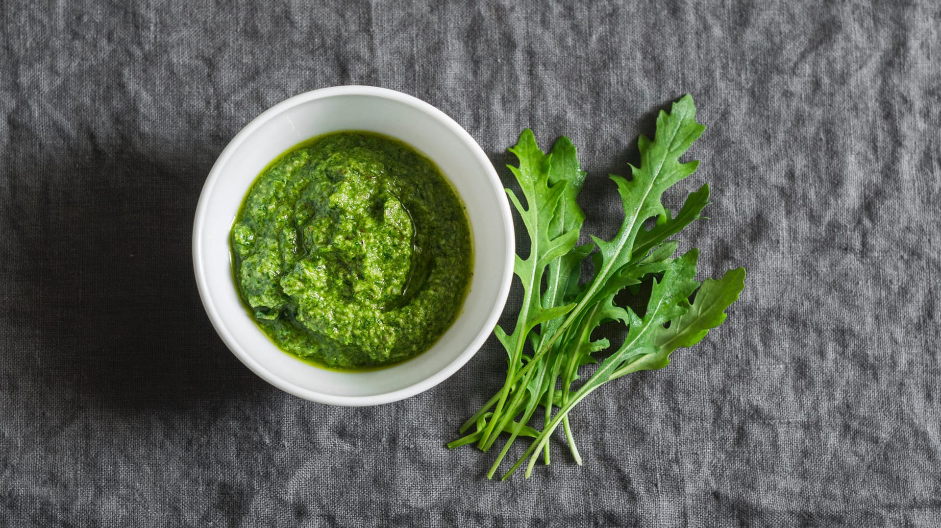 Rucola-Pesto: Die würzige Pflanze lässt sich zu Pesto verarbeitet länger lagern.