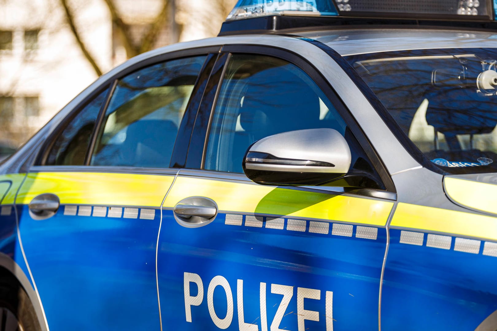 Ein Einsatzwagen der Polizei (Symbolbild): In Hagen wurde ein junger Mann durch einen Messerstich schwer verletzt.