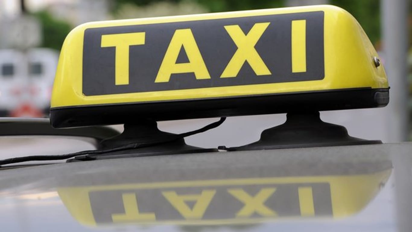 Ein Taxischild spiegelt sich auf einem Autodach: In Horb am Neckar wurde ein gestohlenes Taxi schwer zerstört aufgefunden.