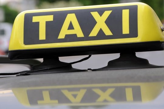 Ein Taxischild spiegelt sich auf einem Autodach: In Horb am Neckar wurde ein gestohlenes Taxi schwer zerstört aufgefunden.