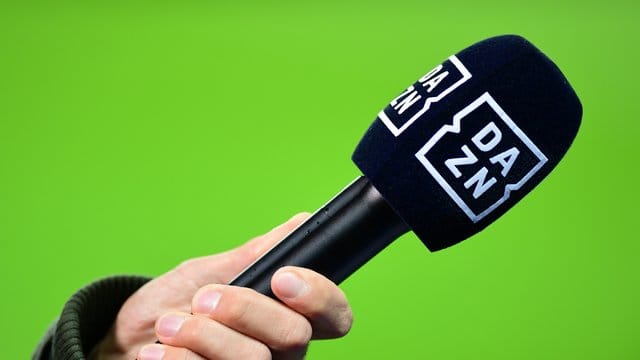 Der auf Live-Sport spezialisierte Medienanbieter DAZN hat unter der Absage von Sportveranstaltungen zu leiden. Der auf Live-Sport spezialisierte Medienanbieter DAZN hat unter der Absage von Sportveranstaltungen zu leiden.