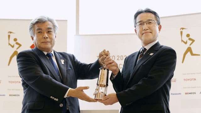 Das olympische Feuer wird offiziell an die Präfektur Fukushima übergeben. Das olympische Feuer wird offiziell an die Präfektur Fukushima übergeben.