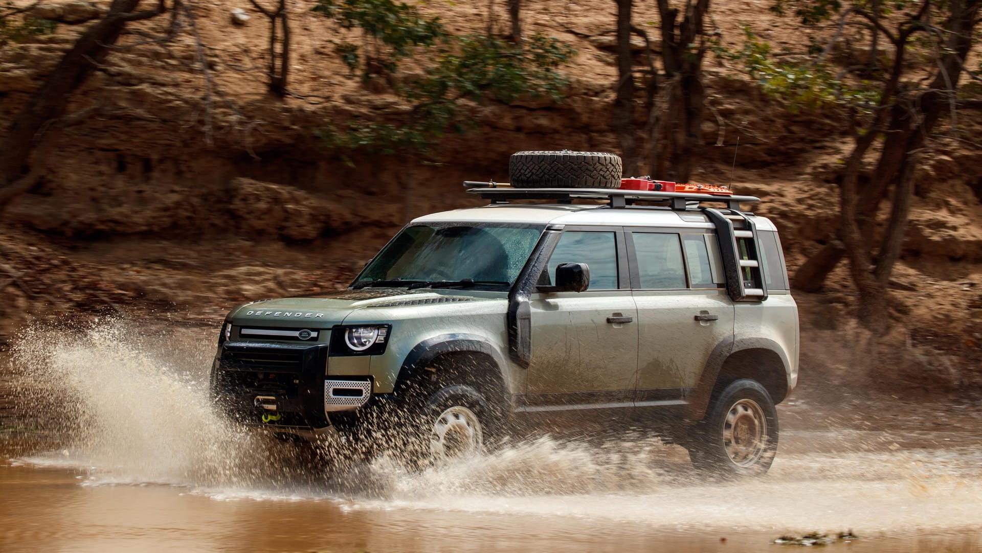 Land Rover: Kurz vor seinem Verkaufsstart zeigt der neue Land Rover Defender seine Fähigkeiten in Namibia.