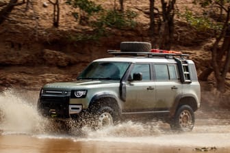 Land Rover: Kurz vor seinem Verkaufsstart zeigt der neue Land Rover Defender seine Fähigkeiten in Namibia.