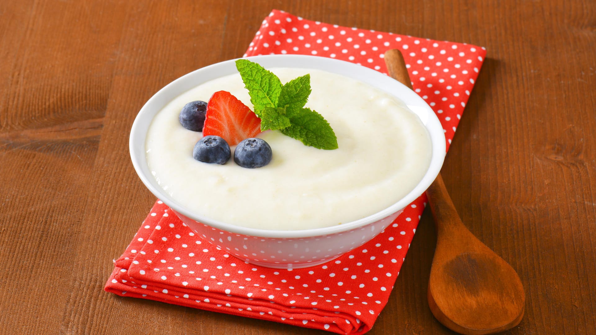 Grießbrei: Frische Früchte schmecken lecker zu Grießbrei.