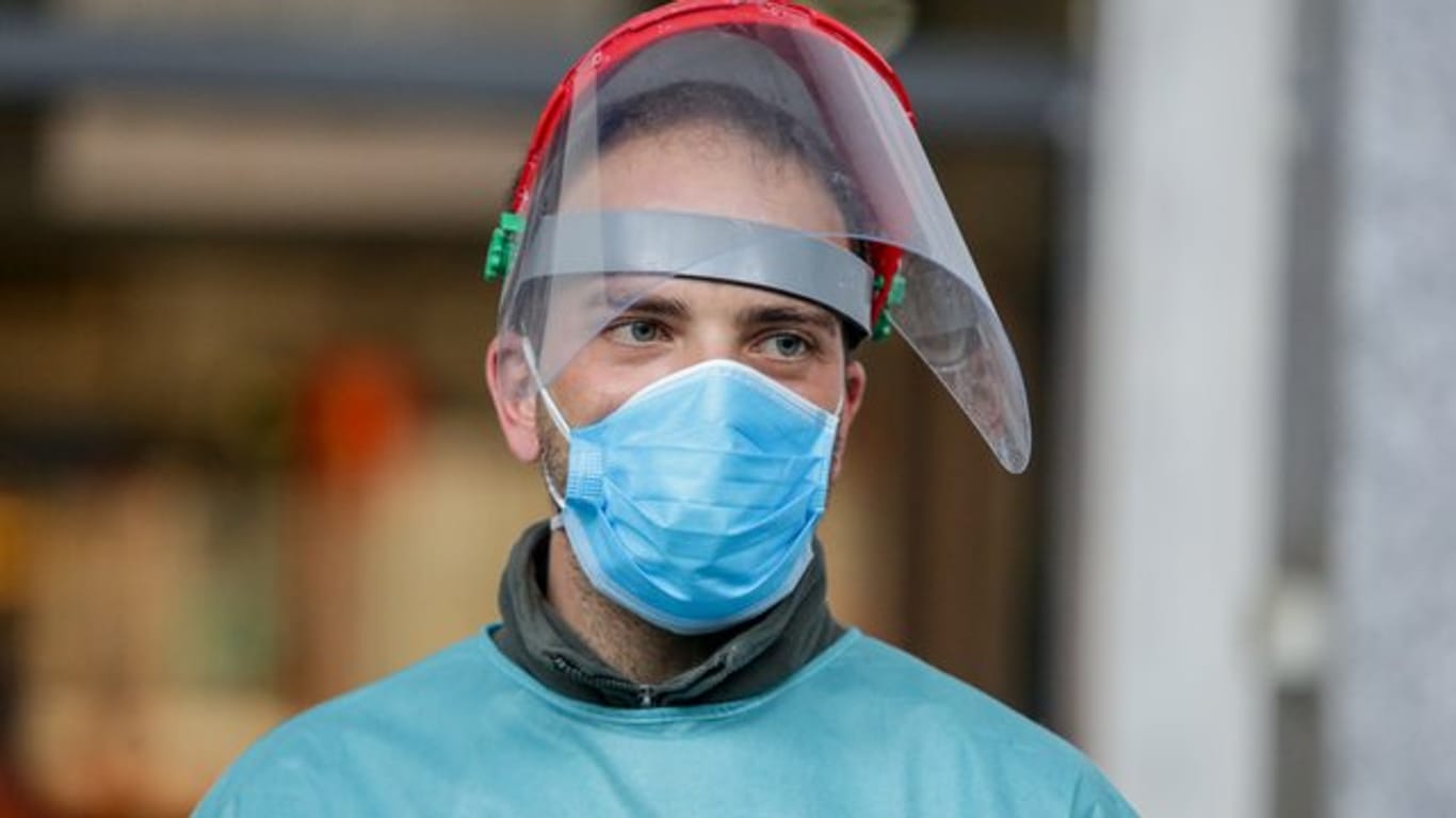 Ein Mitarbeiter des provisorischen Krankenhauses auf der Madrider Messe trägt Mund- und Gesichtsschutz.