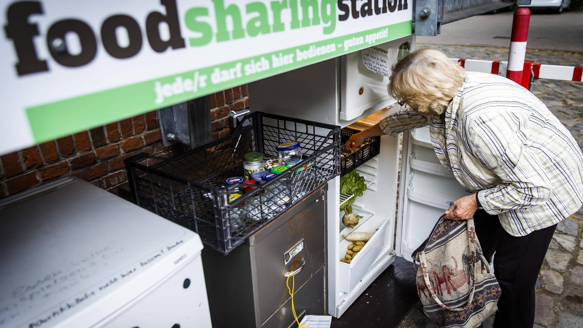 Foodsharing-Station: Hier darf sich jeder bedienen und jeder etwas beisteuern.