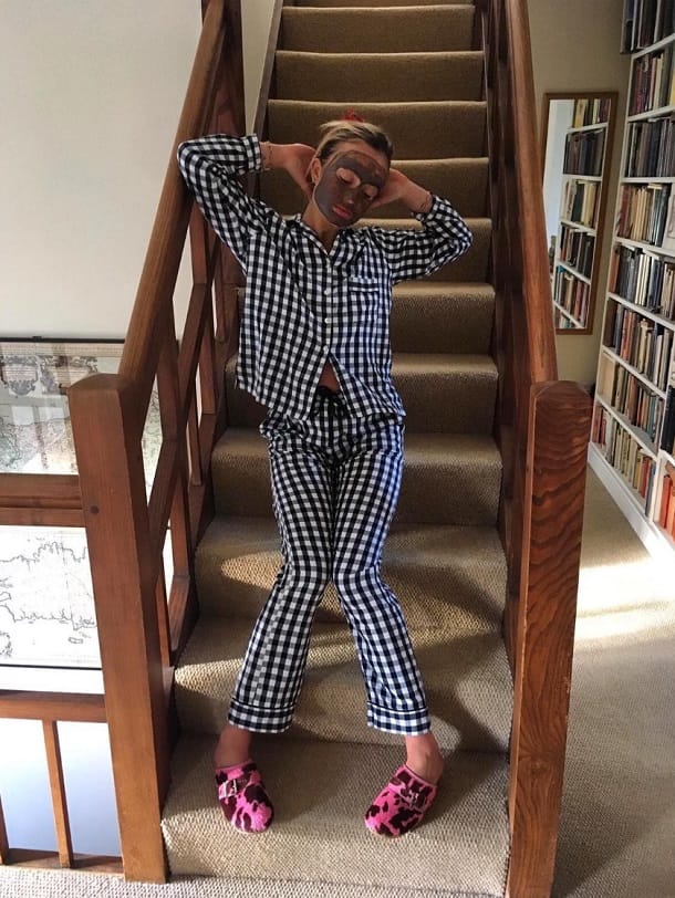 Im Pyjama mit Maske: Dieser Royal widmet sich der Beauty-Pflege.