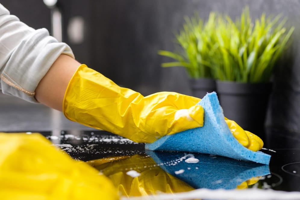 Reinigung: Wechseln Sie nach dem Putzen Schwämme und Lappen, um so eine Ausbreitung des Virus zu verringern.