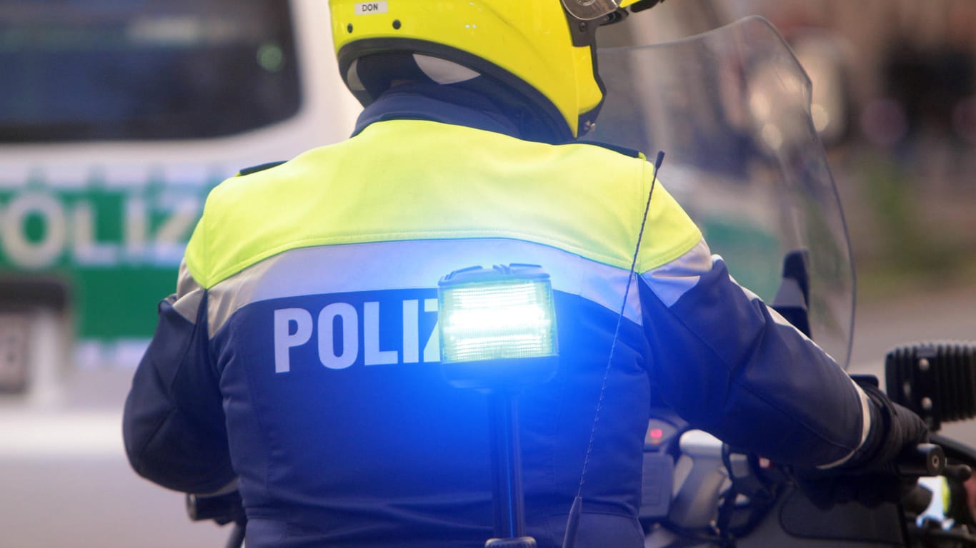 Ein Polizist sitzt auf seinem Motorrad mit Blaulicht (Symbolbild): In Düsseldorf ist ein junger Mann vor einer Verkehrskontrolle geflohen.