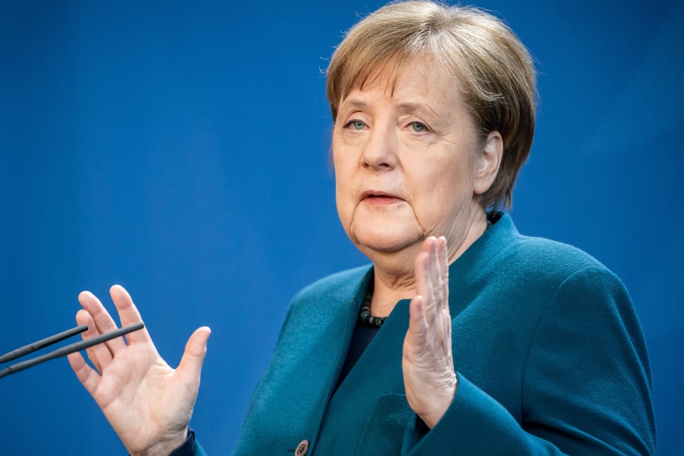 Bundeskanzlerin Angela Merkel: Sie hat sich telefonisch mit den Ministerpräsidenten der Bundesländer beraten und entschieden, dass die Kontaktbeschränkungen in Deutschland auch über Ostern bestehen bleiben sollen.