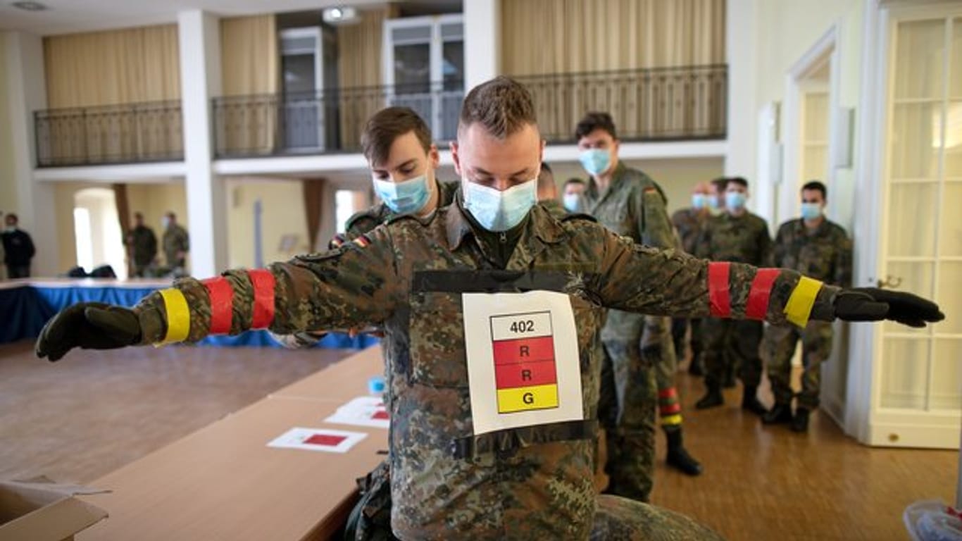 Soldaten der Bundeswehr testen in Zusammenarbeit mit dem Fraunhofer-Institut eine COVID19-Tracking App in der Julius-Leber-Kaserne.