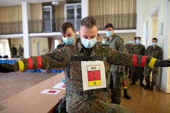 Soldaten der Bundeswehr testen in Zusammenarbeit mit dem Fraunhofer-Institut eine COVID19-Tracking App in der Julius-Leber-Kaserne.