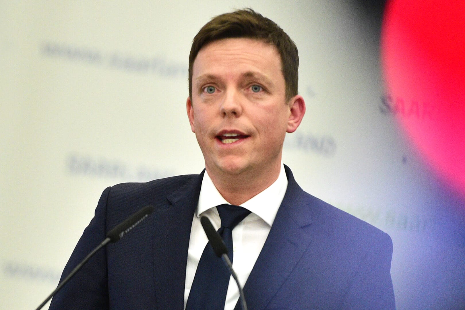 Saarlands Ministerpräsident Tobias Hans: Er war einer der ersten, die scharfe Maßnahmen im Kampf gegen das Coronavirus für richtig hielten und er hält daran weiterhin fest.