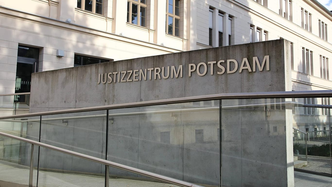 Schriftzug am Eingang zum Justizzentrum Potsdam: Ein 59-Jähriger vom Landgericht Potsdam zu acht Jahren Haft verurteilt worden.
