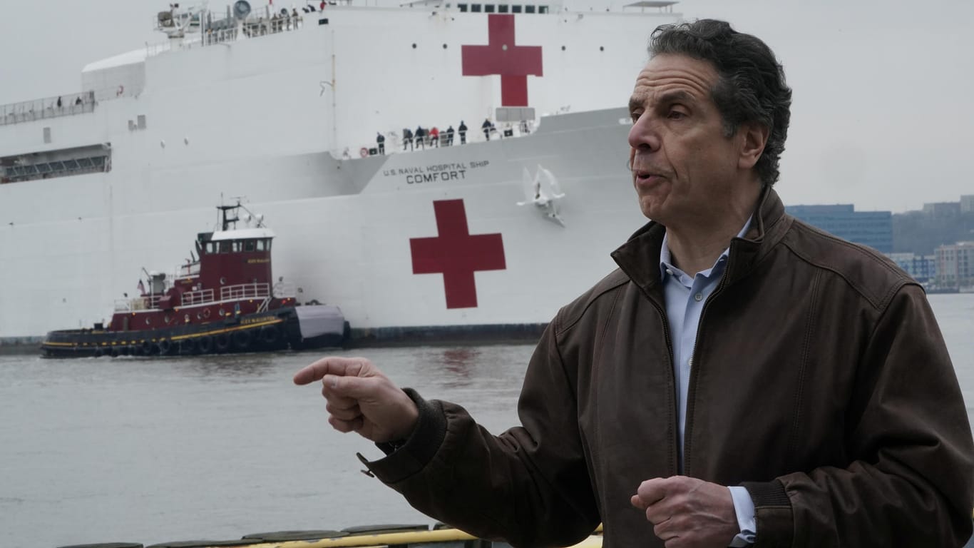 Andrew Cuomo vor dem Lazarettschiff USNS Comfort: Der Gouverneur des Bundesstaats New York warnt andere Bundesstaaten davor, das Coronavirus zu unterschätzen.