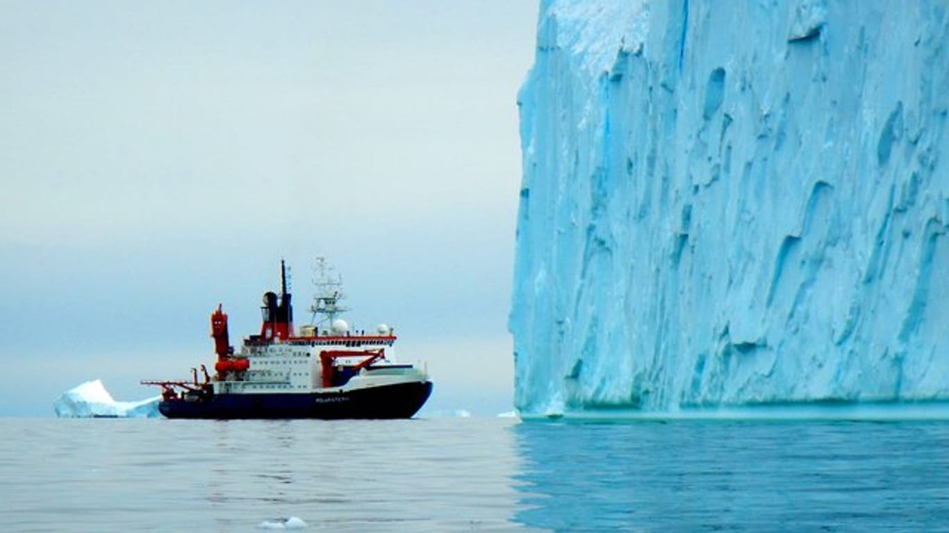 Die FS Polarstern vor einem mächtigen Eisberg in der inneren Pine-Island-Bucht in Westantarktis.