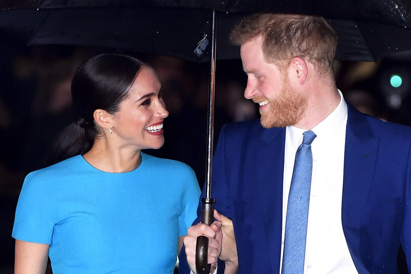 Meghan und Harry: Das Paar verlässt die royalen Zwänge mit einem Lächeln.