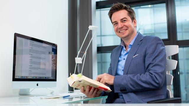 Der Münchner Anwalt Alexander Stevens ist Moderator der Gerichtsshow "Im Namen des Volkes - So urteilt Deutschland". Der Münchner Anwalt Alexander Stevens ist Moderator der Gerichtsshow "Im Namen des Volkes - So urteilt Deutschland".