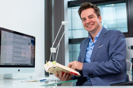 Der Münchner Anwalt Alexander Stevens ist Moderator der Gerichtsshow "Im Namen des Volkes - So urteilt Deutschland".