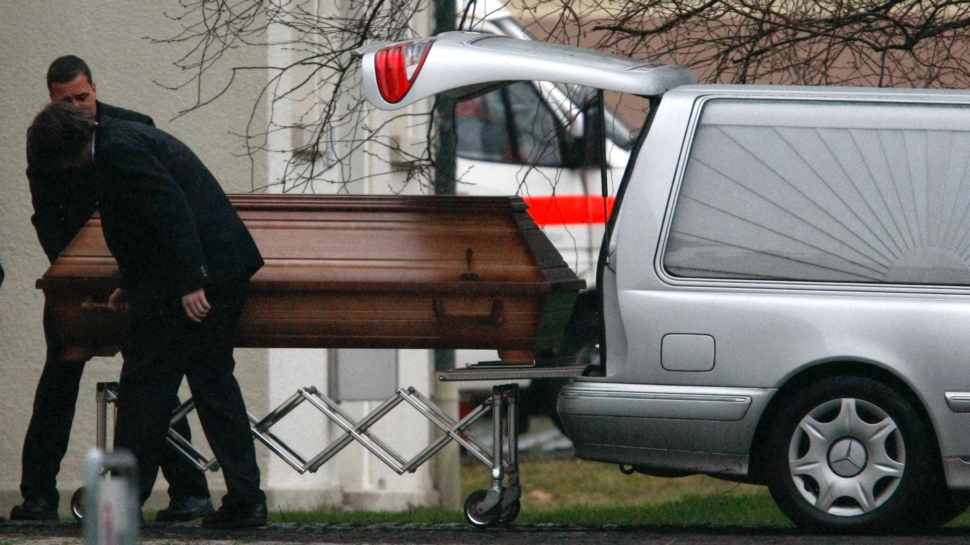 Ein Sarg wird abtransportiert (Symbolfoto): Die Erfassung der Todesfälle mit Coronavirus ohne Unterscheidung stößt auf Widerspruch.