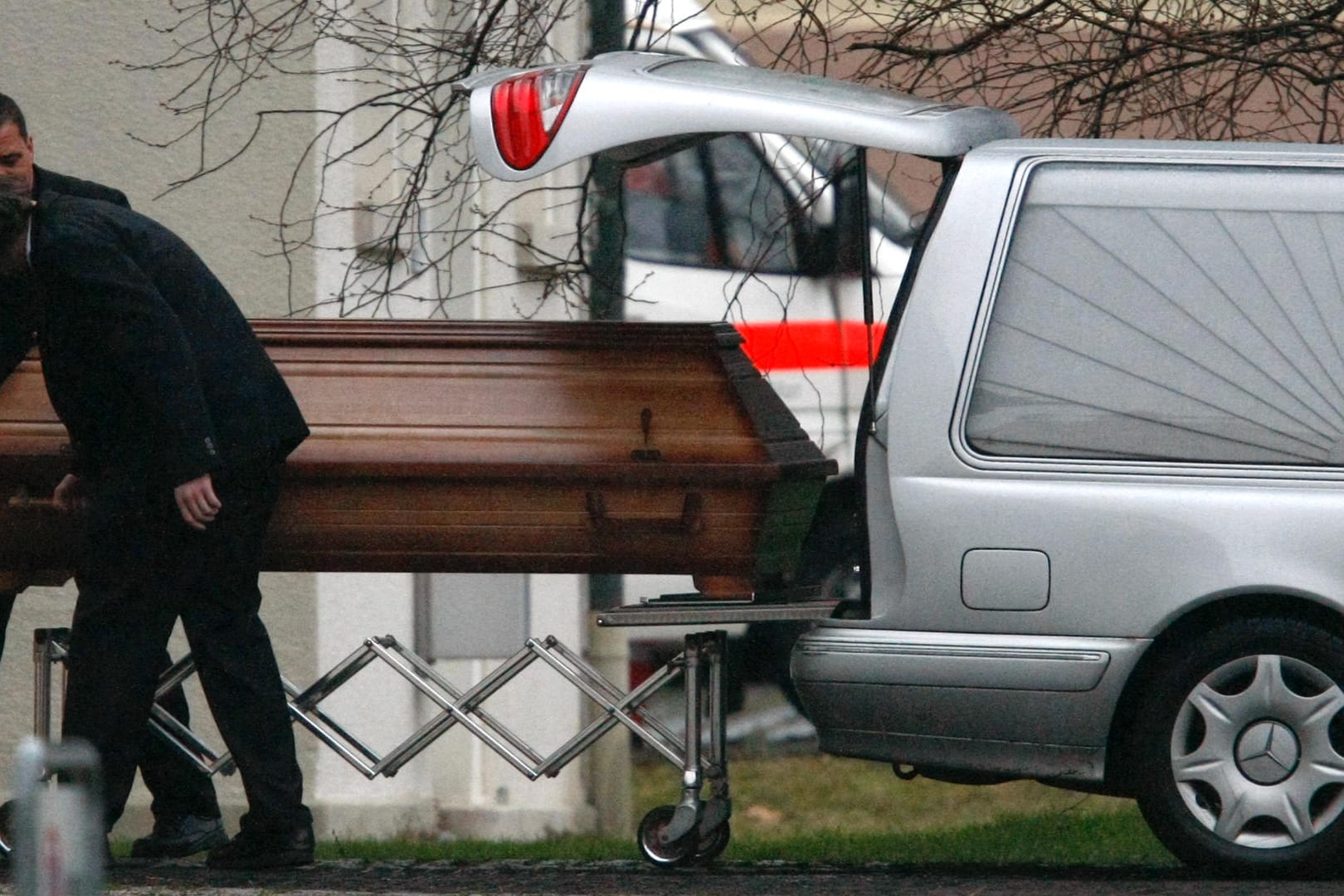 Ein Sarg wird abtransportiert (Symbolfoto): Die Erfassung der Todesfälle mit Coronavirus ohne Unterscheidung stößt auf Widerspruch.