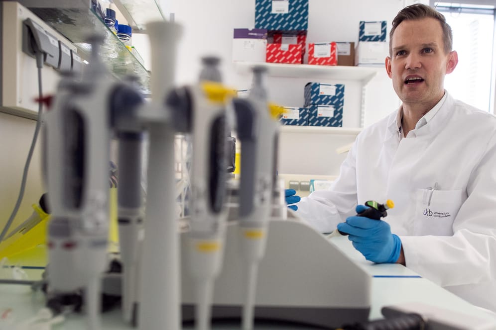 Professor Hendrik Streeck, Direktor des Instituts für Virologie an der Uniklinik Bonn, erforscht Auswege aus der Corona-Krise.