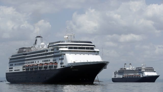 Das Kreuzfahrtschiff "Zaandam" steht vor der Küste von Panama.