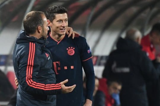 Hansi Flick (l) traut Robert Lewandowski Gerd Müllers 40-Tore-Marke zu.