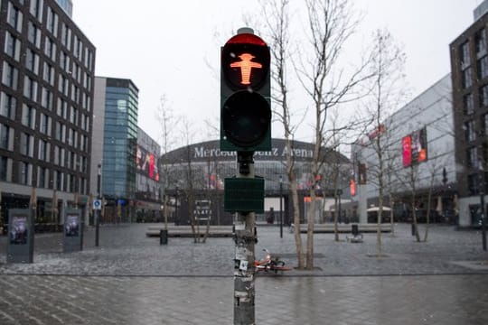 Ein Platz in Berlin ist menschenleer - das öffentliche Leben ist massiv eingeschränkt.
