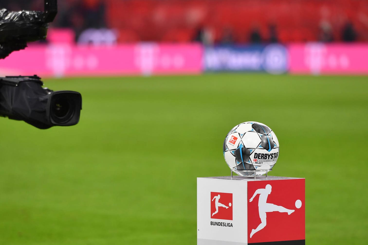 Der Pay-TV-Sender Sky zeigt historische Partien der Bundesliga in der Konferenzschaltung.
