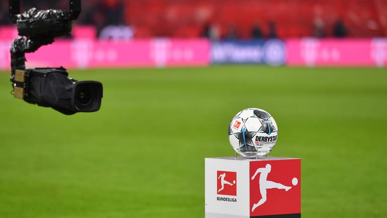 Der Pay-TV-Sender Sky zeigt historische Partien der Bundesliga in der Konferenzschaltung.