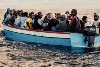 Ein Flüchtlingsboot im Mittelmeer: Drei osteuropäische Staaten haben gegen EU-Recht verstoßen, urteilte der Europäische Gerichtshof.