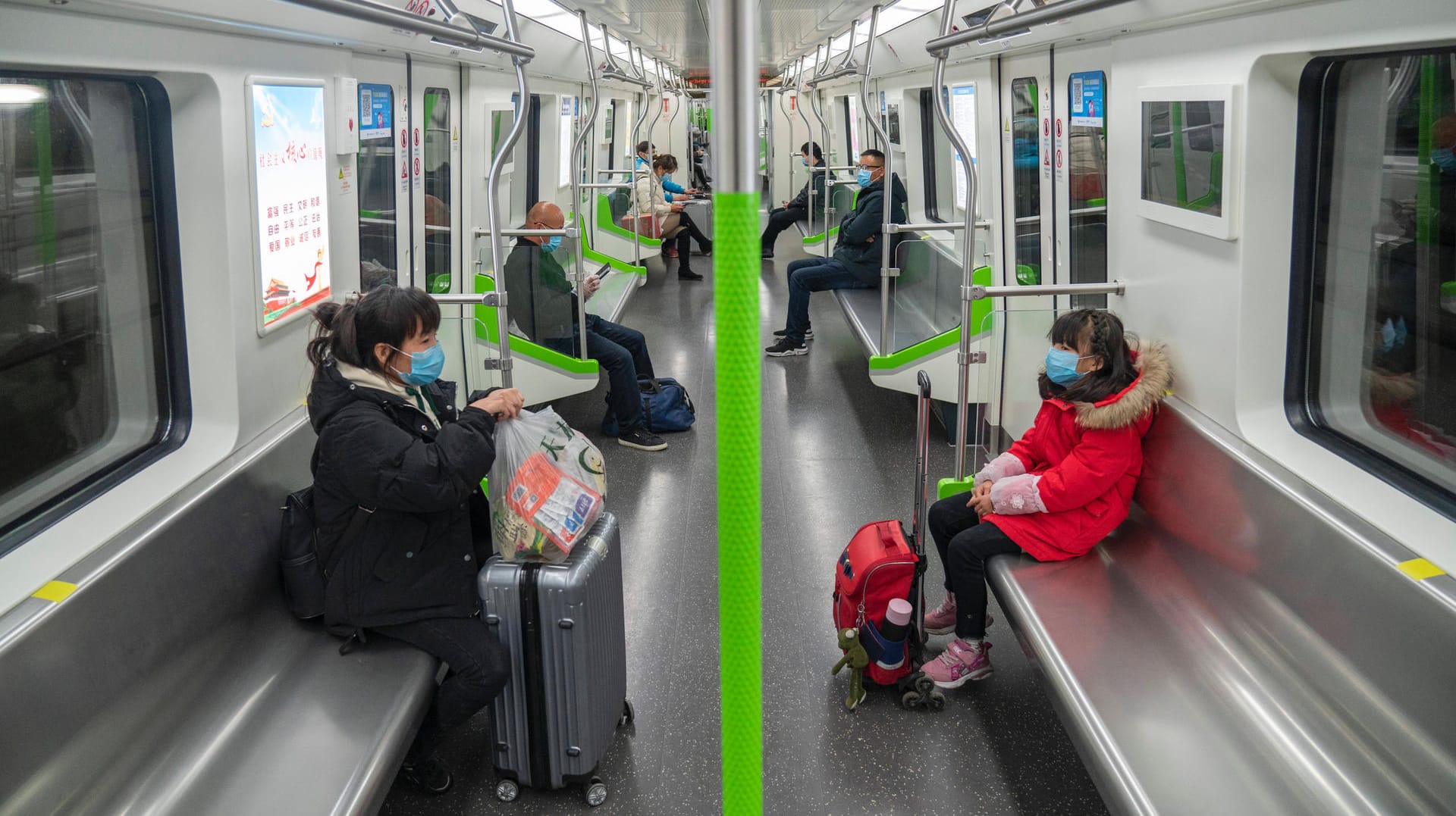 U-Bahn in Wuhan: Die Menschen halten noch immer großen Abstand zueinander. U-Bahn in Wuhan: Die Menschen halten noch immer großen Abstand zueinander.
