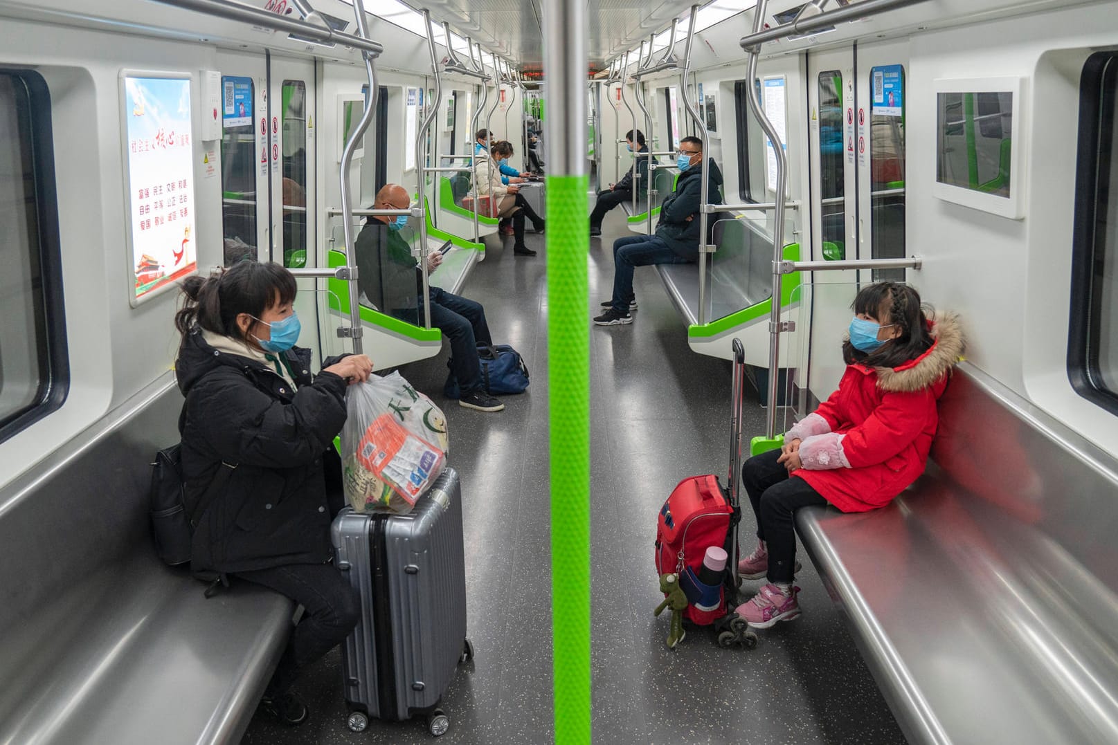 U-Bahn in Wuhan: Die Menschen halten noch immer großen Abstand zueinander.