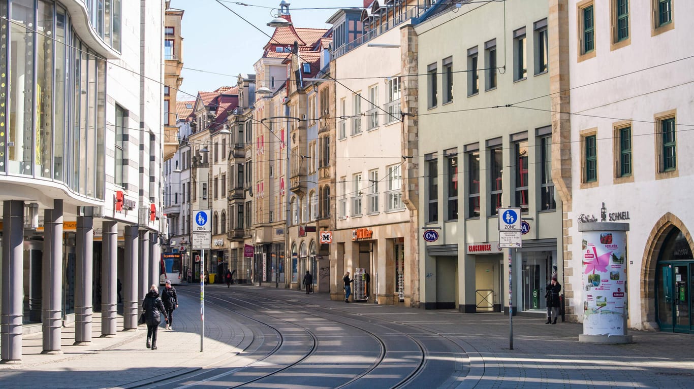 Nur wenige Fußgänger sind in der Erfurter Einkaufsstraße derzeit unterwegs: Wegen der Corona-Krise will die Stadt nun Einzelhändler und Gastronomen unterstützen.