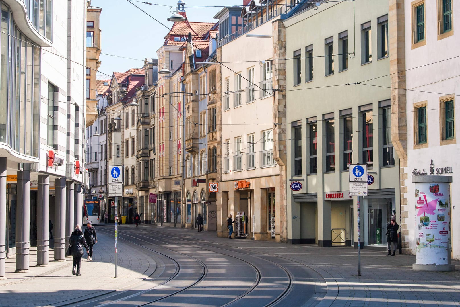 Nur wenige Fußgänger sind in der Erfurter Einkaufsstraße derzeit unterwegs: Wegen der Corona-Krise will die Stadt nun Einzelhändler und Gastronomen unterstützen.