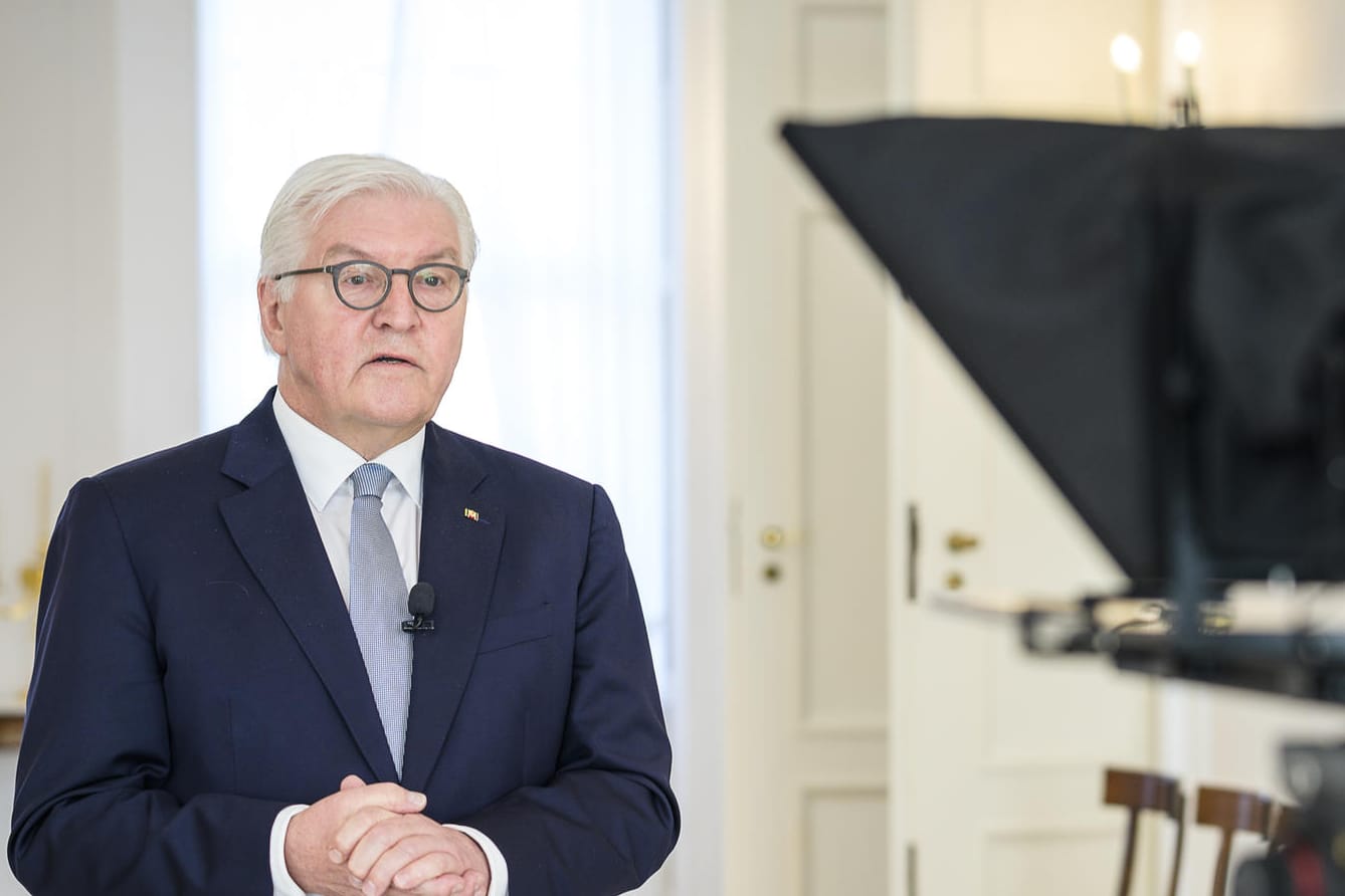 Bundespräsident Frank-Walter Steinmeier: "Wir sind vielleicht zur Isolation verdammt - aber nicht zur Untätigkeit", sagt er in der Videobotschaft.