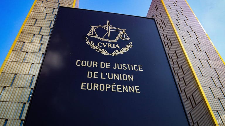 Schild des Europäischen Gerichtshofs in Luxemburg: Amazon haftet laut Urteil des obersten EU-Gerichts nicht für Markenverstöße von Drittanbietern.