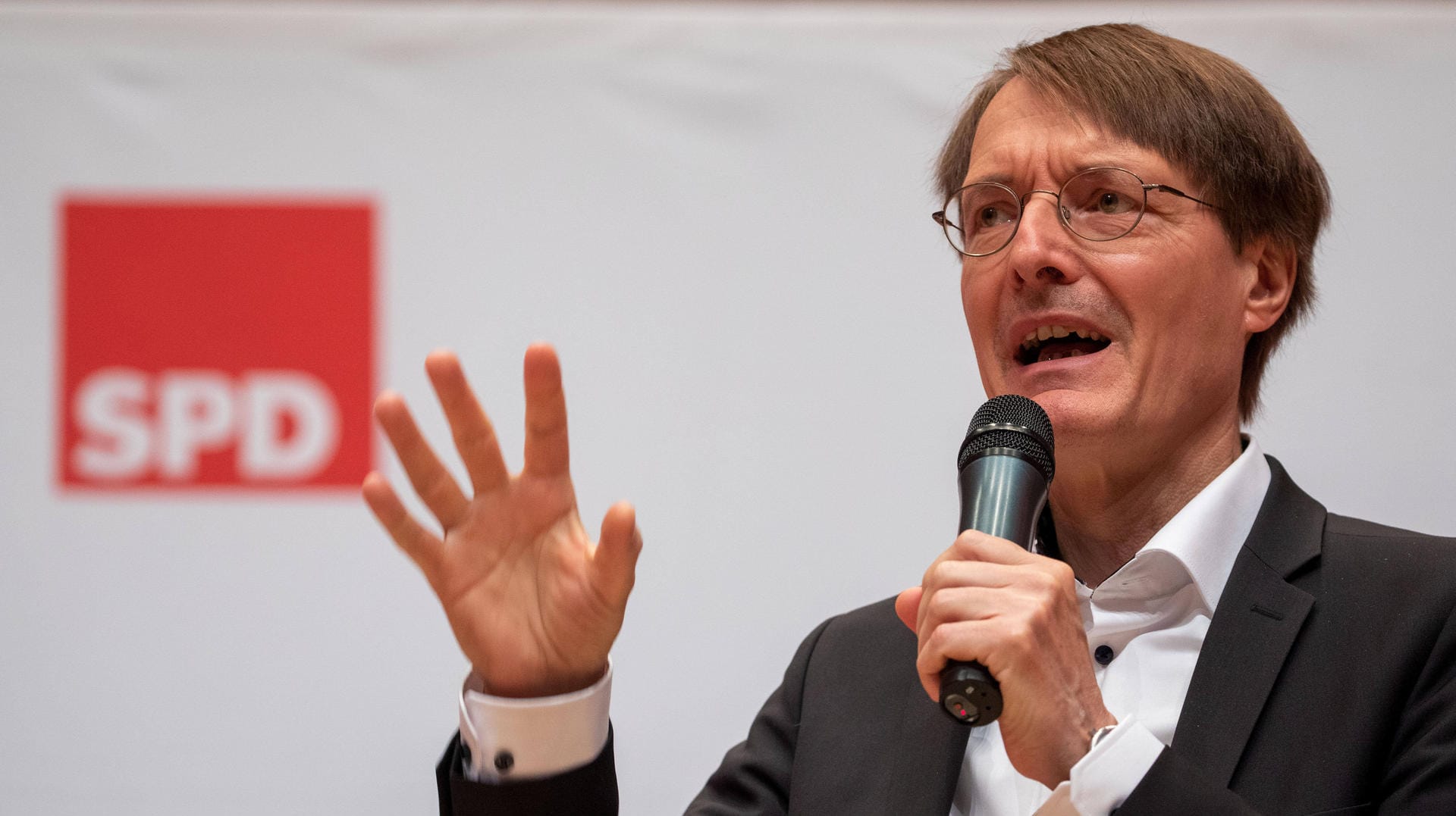 SPD-Gesundheitsexperte Karl Lauterbach: "Es gibt viele Folgeschäden, die wir erst in Jahren abschließend beurteilen können." SPD-Gesundheitsexperte Karl Lauterbach: "Es gibt viele Folgeschäden, die wir erst in Jahren abschließend beurteilen können."
