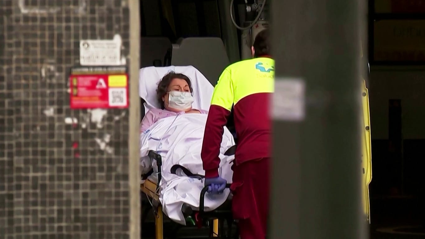 Frau im Krankenbett: Eine spanische Krankenschwester schildert die Notsituation im Land.