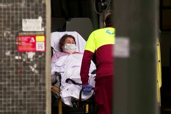 Frau im Krankenbett: Eine spanische Krankenschwester schildert die Notsituation im Land.