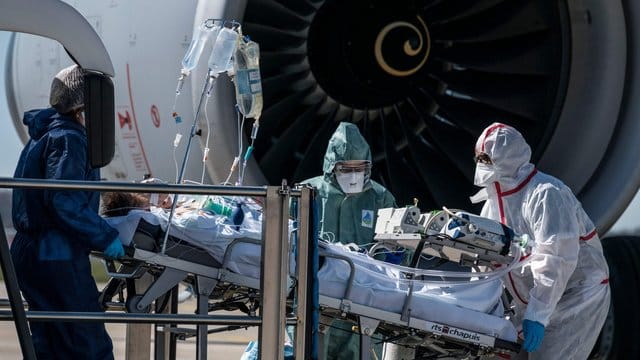 Französische Politiker erheben schwere Vorwürfe gegen die USA in Zusammenhang mit der Beschaffung von dringend benötigten Schutzmasken. Französische Politiker erheben schwere Vorwürfe gegen die USA in Zusammenhang mit der Beschaffung von dringend benötigten Schutzmasken.