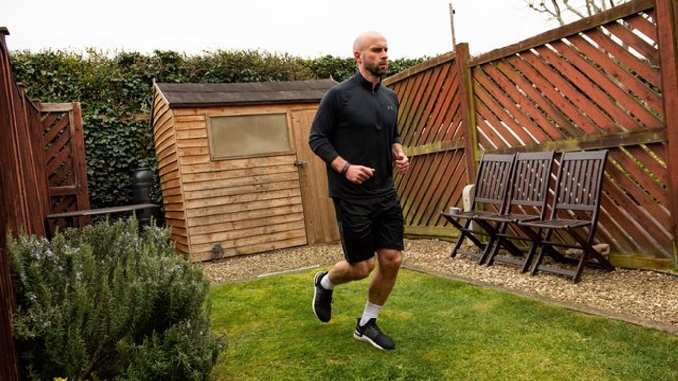 James Campbell läuft in seinem nur etwas mehr als sechs Meter langen Garten einen Marathon.